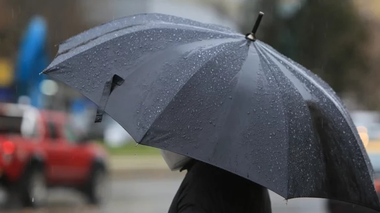 Vaguada provocará aguaceros hacia el interior del país esta tarde; continuará el calor