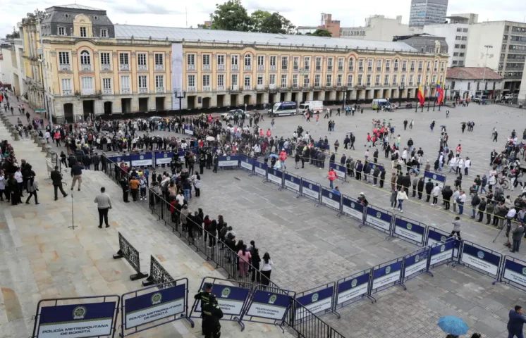 Colombia despide a Miguel Uribe Turbay en una Plaza de Bolívar silenciada por el luto
