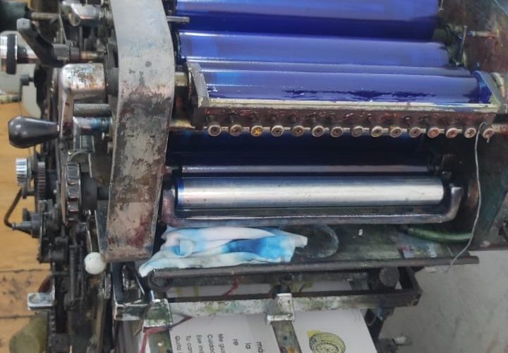 Policía Nacional ocupa miles de mochilas falsificadas y desmantela imprenta clandestina de libros en Santo Domingo