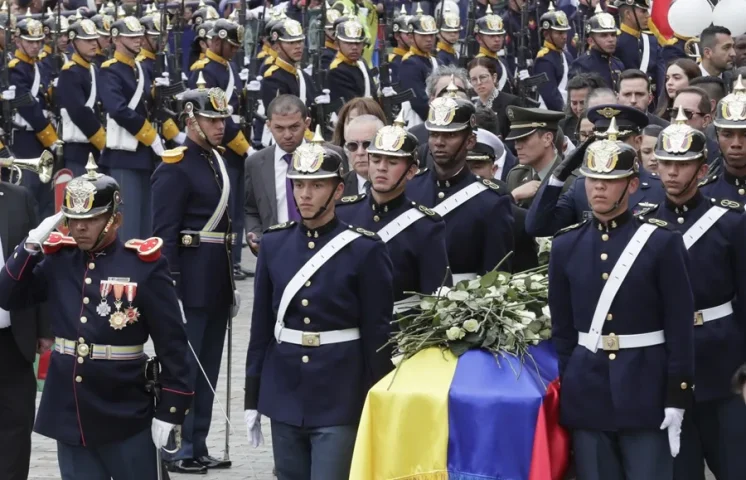 Con una misa solemne y todos los honores, Colombia dice adiós al senador Miguel Uribe Turbay