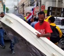 Protestan en Moca por constantes apagones; PN responde con bombas lacrimógenas