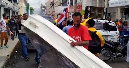 Protestan en Moca por constantes apagones; PN responde con bombas lacrimógenas