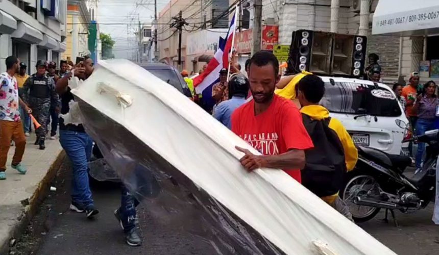 Protestan en Moca por constantes apagones; PN responde con bombas lacrimógenas