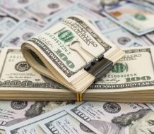 El dólar se cambia este viernes para la venta a RD$63.30