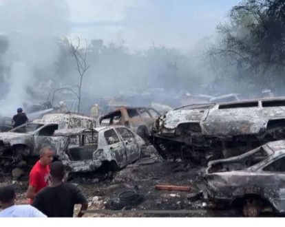Incendio destruye más de 60 vehículos en taller de mecánica en Aguayo, San Francisco de Macorís