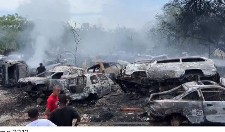 Incendio destruye más de 60 vehículos en taller de mecánica en Aguayo, San Francisco de Macorís