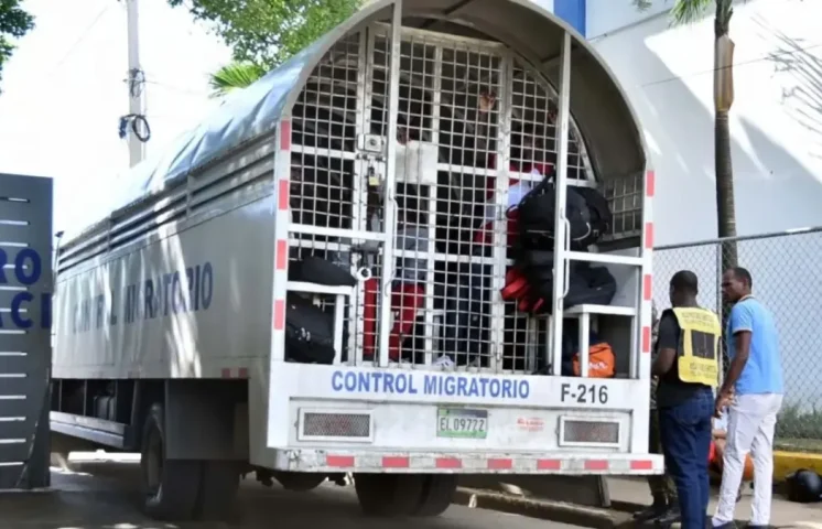 DGM detiene a 573 indocumentados haitianos y deporta a 458 en un día