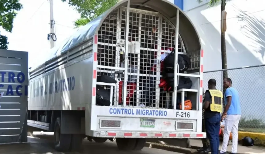 DGM detiene a 573 indocumentados haitianos y deporta a 458 en un día