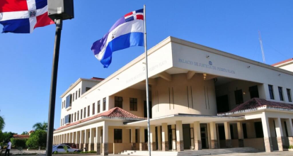 Tres hombres enfrentan medidas cautelares por supuesto fraude en proyecto de viviendas en Puerto Plata