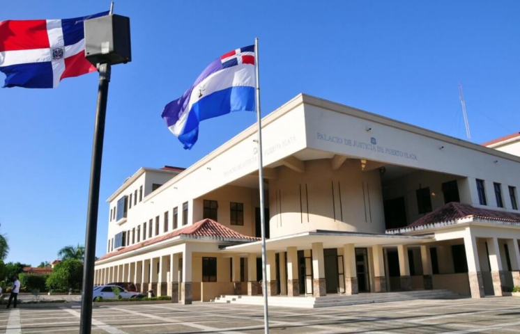 Tres hombres enfrentan medidas cautelares por supuesto fraude en proyecto de viviendas en Puerto Plata