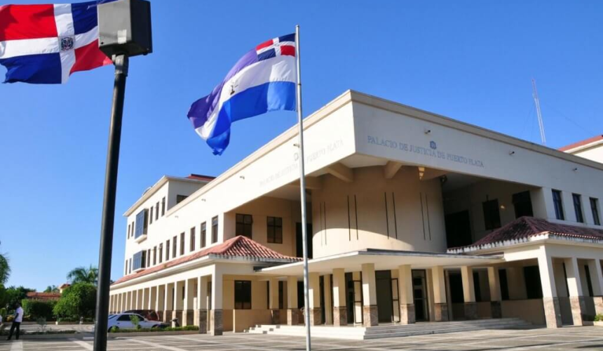 Tres hombres enfrentan medidas cautelares por supuesto fraude en proyecto de viviendas en Puerto Plata