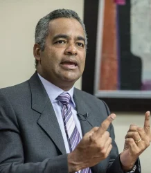 Ministro Joel Santos anuncia mejora del servicio eléctrico a partir del domingo