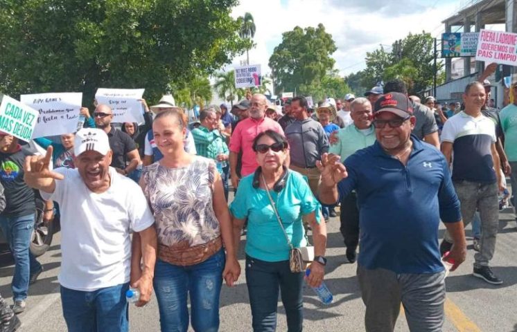 Protesta masiva en Bonao contra prolongados apagones y altas tarifas eléctricas