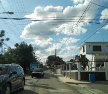Encuentran hombre sin vida en el interior de su vehículo en El Puñal, Santiago