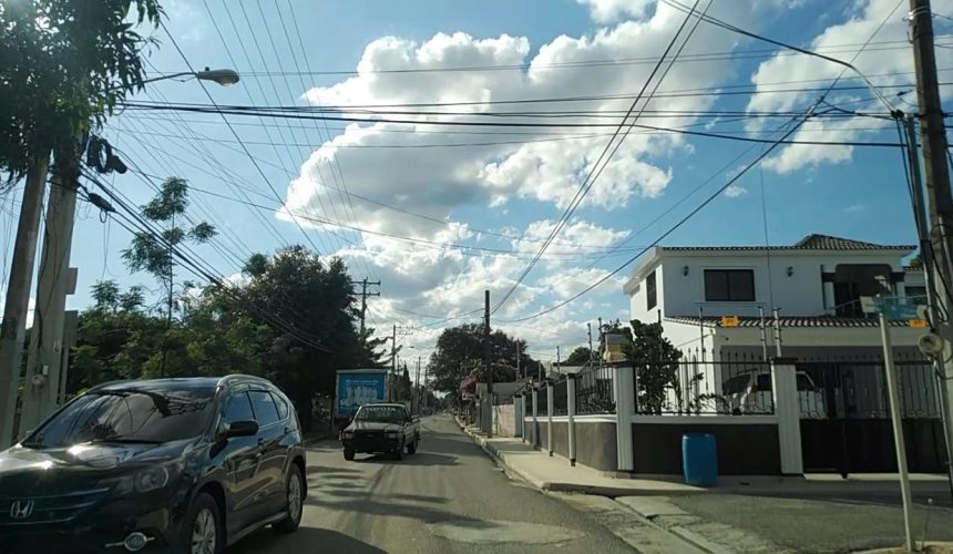 Encuentran hombre sin vida en el interior de su vehículo en El Puñal, Santiago