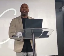 Suspenden pastor tras ser detenido en supuesto encuentro sexual grupal en Zona Colonial