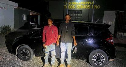 Detienen dos dominicanos transportando 10 haitianos indocumentados en Azua