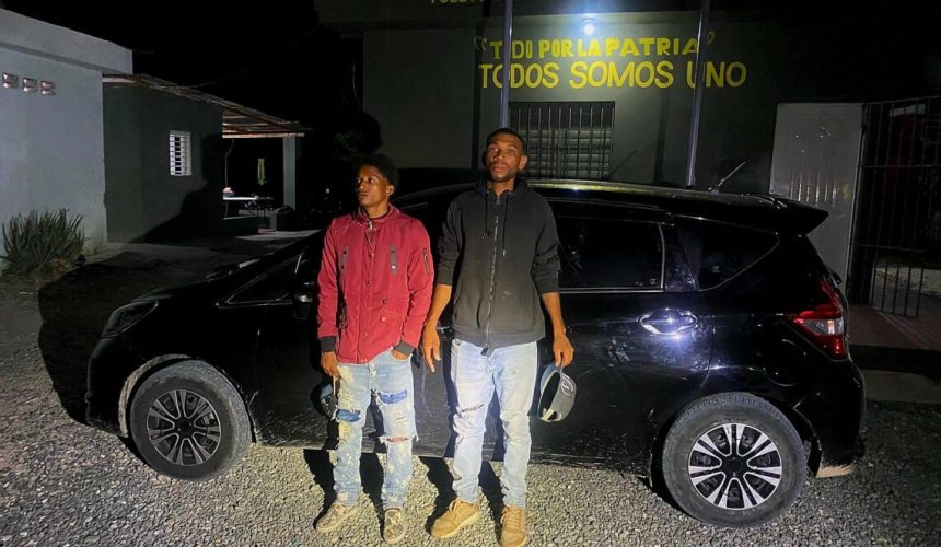 Detienen dos dominicanos transportando 10 haitianos indocumentados en Azua