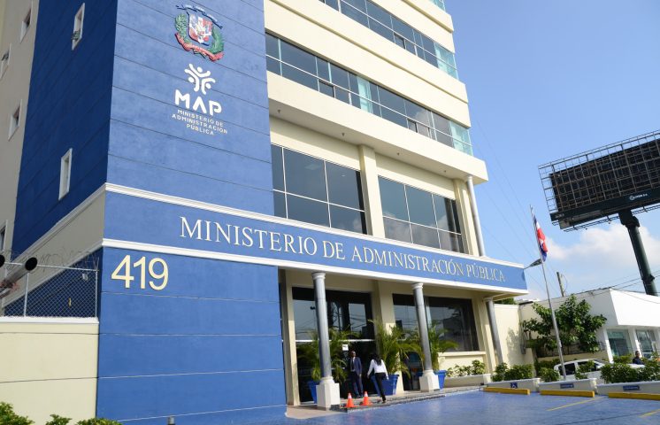 Gobierno dispone concluir jornada laboral de este viernes al mediodía por fuertes lluvias