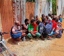 Descubren y arrestan 17 haitianos indocumentados en casa abandonada de Montecristi