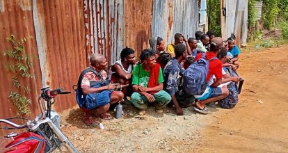 Descubren y arrestan 17 haitianos indocumentados en casa abandonada de Montecristi