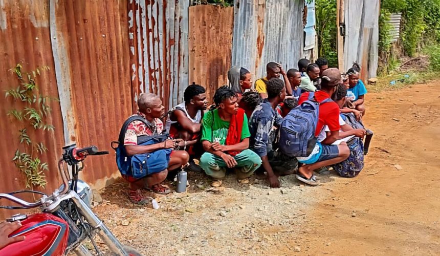 Descubren y arrestan 17 haitianos indocumentados en casa abandonada de Montecristi
