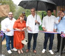 Abinader y Collado inauguran via de acceso a salto de Aguas Blancas en Constanza
