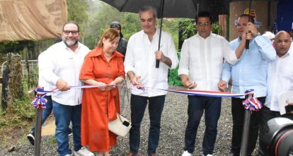 Abinader y Collado inauguran via de acceso a salto de Aguas Blancas en Constanza