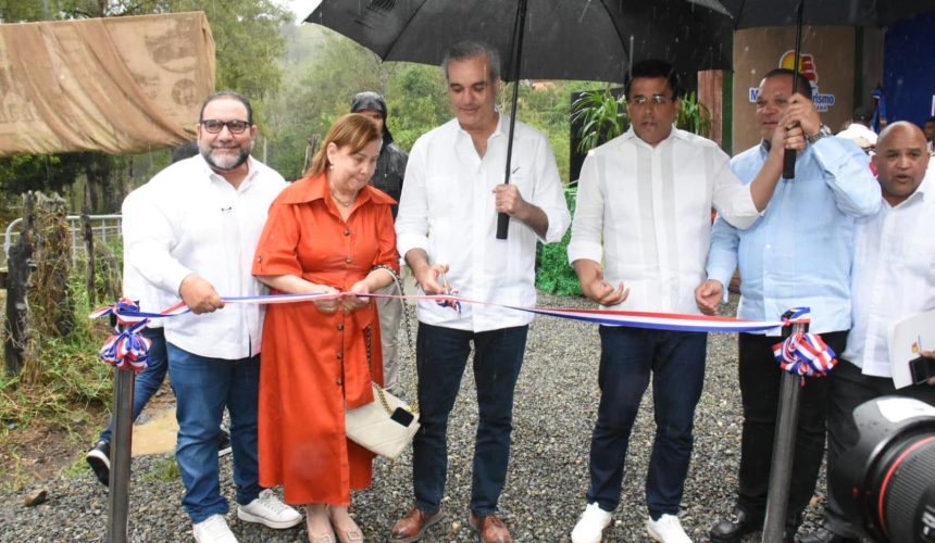 Abinader y Collado inauguran via de acceso a salto de Aguas Blancas en Constanza