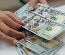 El dólar alcanza los 64.05 pesos para la venta, según Banco Central