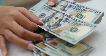 El dólar alcanza los 64.05 pesos para la venta, según Banco Central