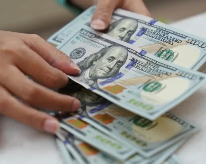 El dólar alcanza los 64.05 pesos para la venta, según Banco Central