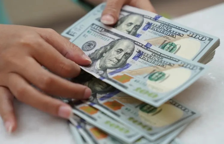 El dólar alcanza los 64.05 pesos para la venta, según Banco Central