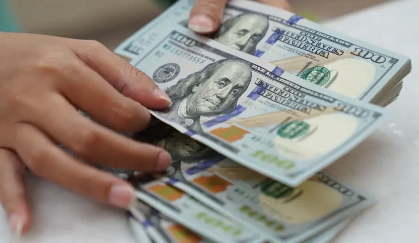 El dólar alcanza los 64.05 pesos para la venta, según Banco Central