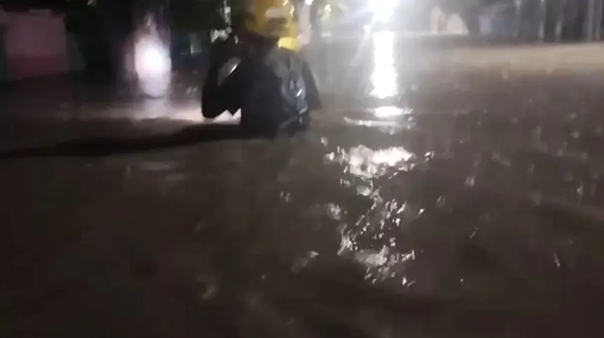 Rescatan alrededor de 160 familias tras inundaciones por intensas lluvias en Azua
