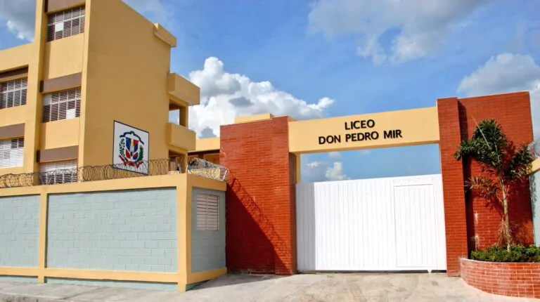 Minerd asume control temporal del Liceo Pedro Mir en Santo Domingo Este
