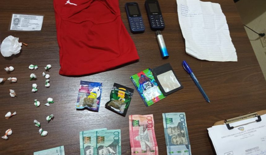Apresan hombre con presuntas drogas, dinero y un pasamontaña en La Romana