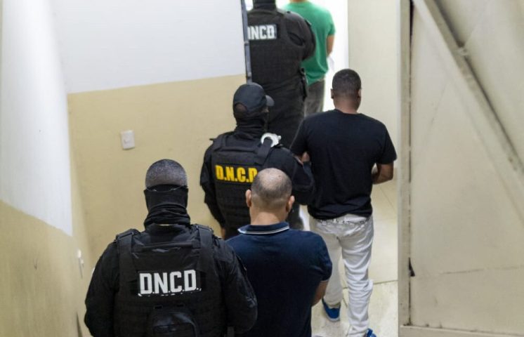 Extraditan a Estados Unidos tres dominicanos acusados de tráfico de drogas y homicidio