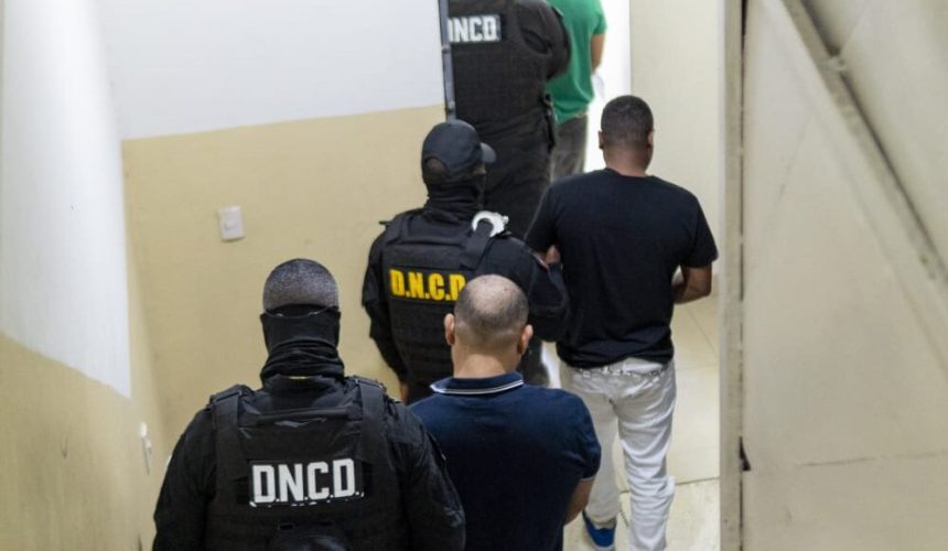 Extraditan a Estados Unidos tres dominicanos acusados de tráfico de drogas y homicidio