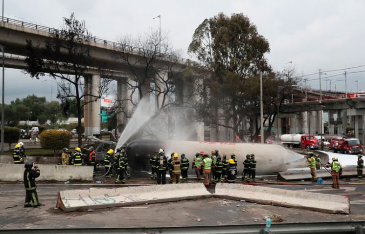 Tres fallecidos y 70 heridos en explosión de camión de gas en Ciudad de México