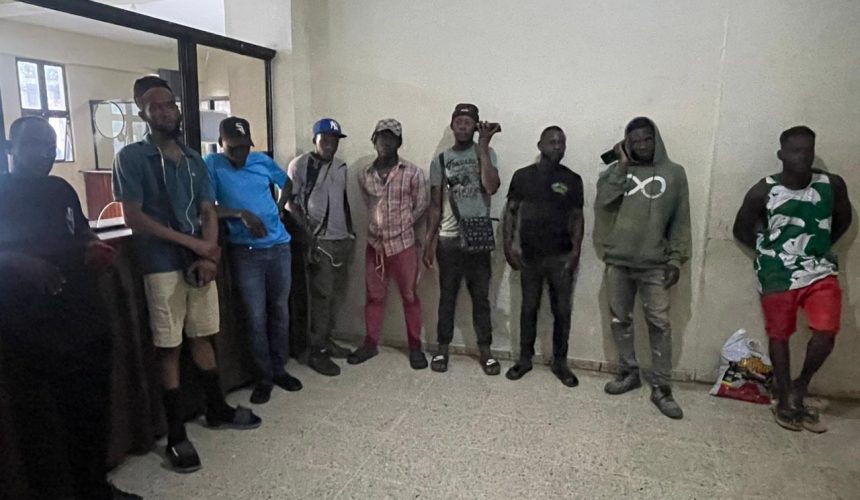 Retienen vehículo con varios haitianos ilegales en Jarabacoa