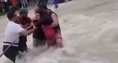 Mujer da a luz tras ser trasladada con soga cruzando río en labor de parto en Ocoa