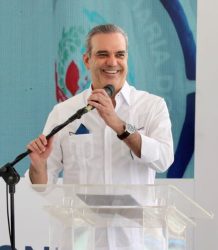 Abinader inaugura puente, viviendas, escuelas y otras obras en Puerto Plata
