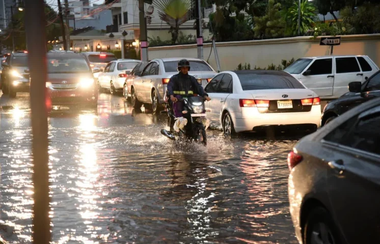 Vaguada continuará provocando lluvias; alerta por posibles inundaciones 
