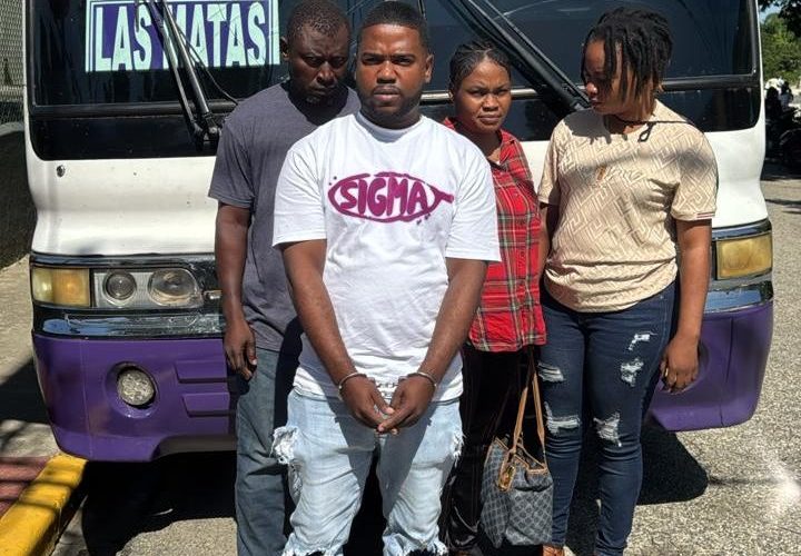 Interceptan autobús con tres haitianos indocumentados en San Juan