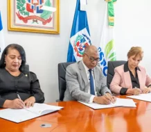 Privados de libertad y colaboradores de la DGSPC recibirán becas para estudios en la UTECO