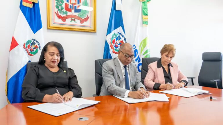 Privados de libertad y colaboradores de la DGSPC recibirán becas para estudios en la UTECO