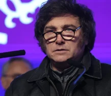 Tras revés en las elecciones, Milei conforma una «mesa política» y busca dialogar con gobernadores