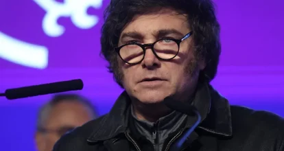 Tras revés en las elecciones, Milei conforma una «mesa política» y busca dialogar con gobernadores