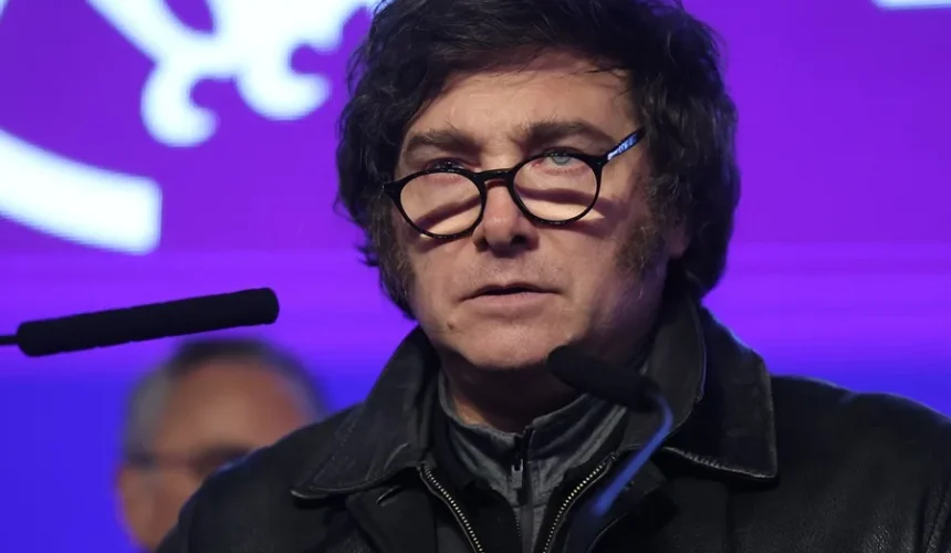 Tras revés en las elecciones, Milei conforma una «mesa política» y busca dialogar con gobernadores